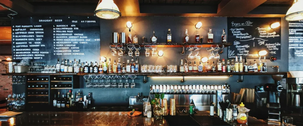 Ein leerer Tresen in einer Bar.