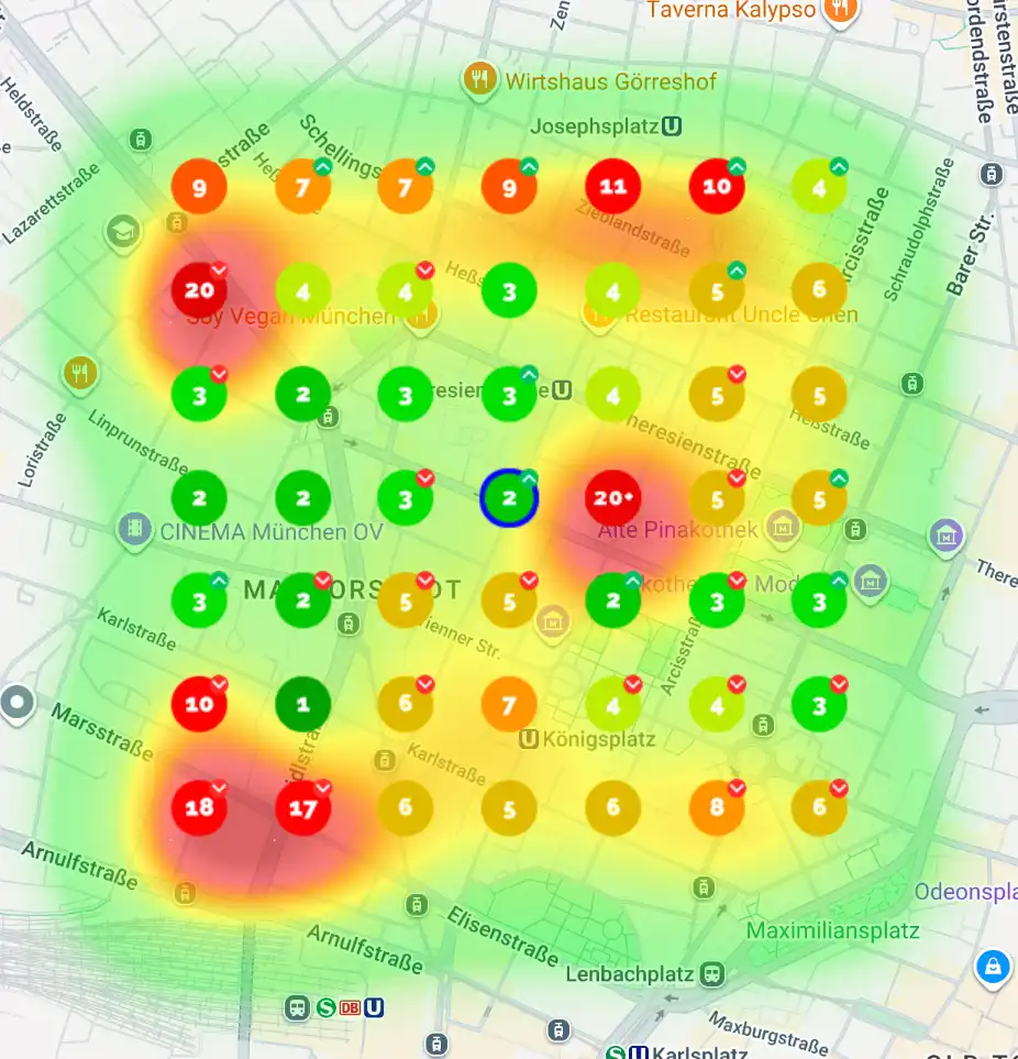 Bild 2: Stadtplan desselben Gebiets in München mit farbiger Heatmap und nummerierten Kreismarkern; ueberwiegend gruene bis gelbe Werte zwischen 1 und 10, mehrere rote Hotspots am linken und unteren Rand sowie rechts der Mitte, im Zentrum ein blau umrandeter gruener Marker mit der Zahl 2.